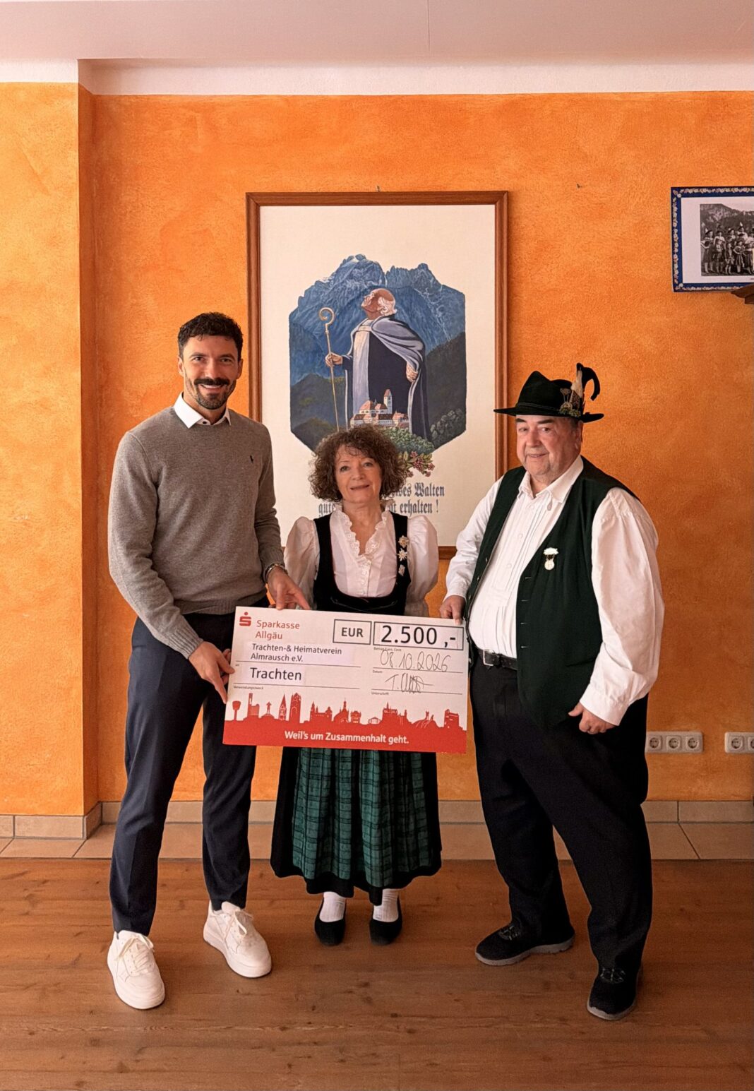 2500 Euro Spende an Trachtenverein Almrausch Foto: Ana Ristivojevic