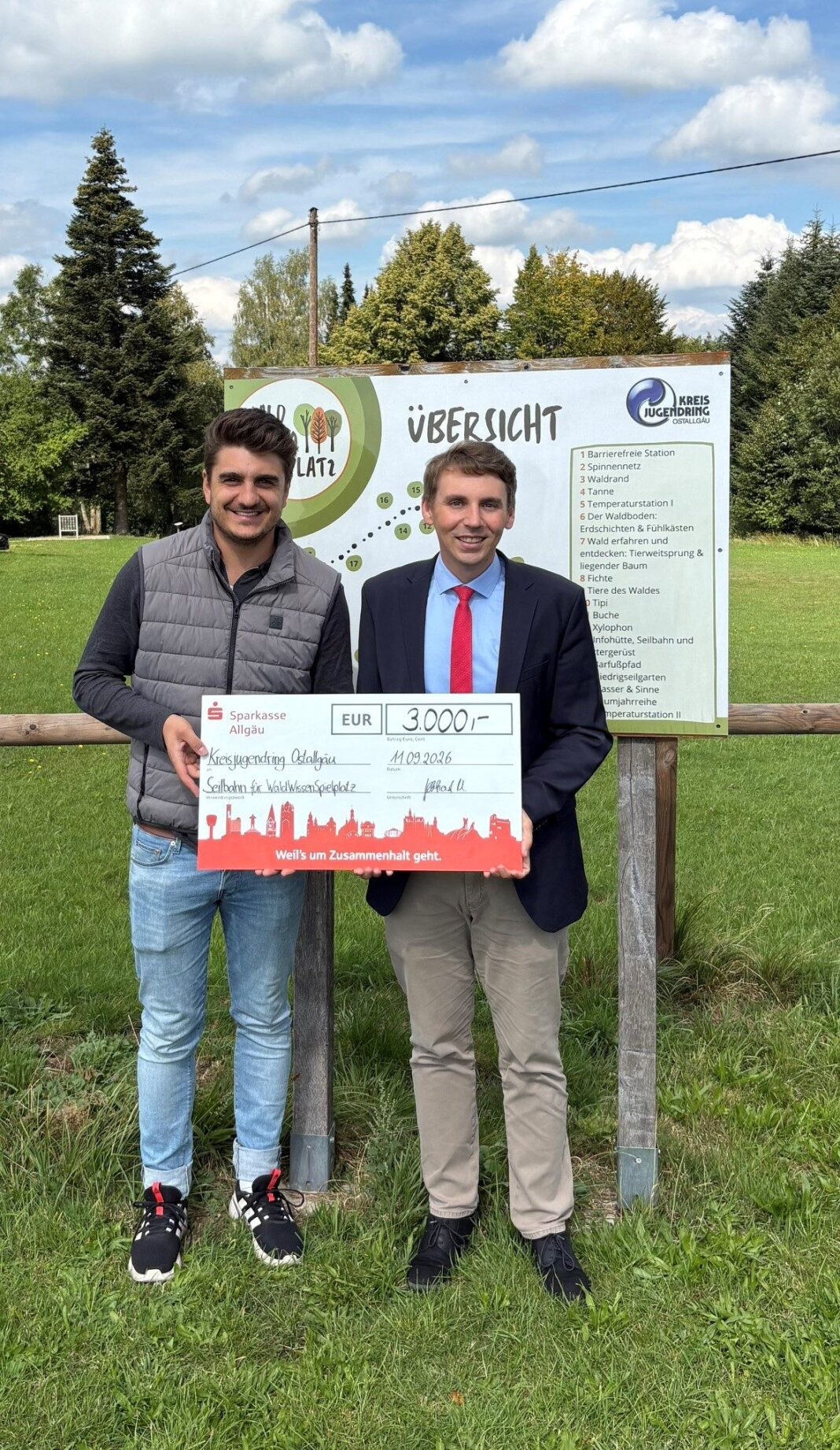 3.000 Euro für neue Seilbahn: Sparkasse Allgäu unterstützt WaldWissenSpielplatz in Eschers Auf dem Bild von links nach rechts: Benedikt Geiger (Vorstandsmitglied Kreisjugendring Ostallgäu), Marcel Gebhart (Marktbereichsleiter Marktoberdorf der Sparkasse Allgäu). Foto: Marco Beumer (Sparkass