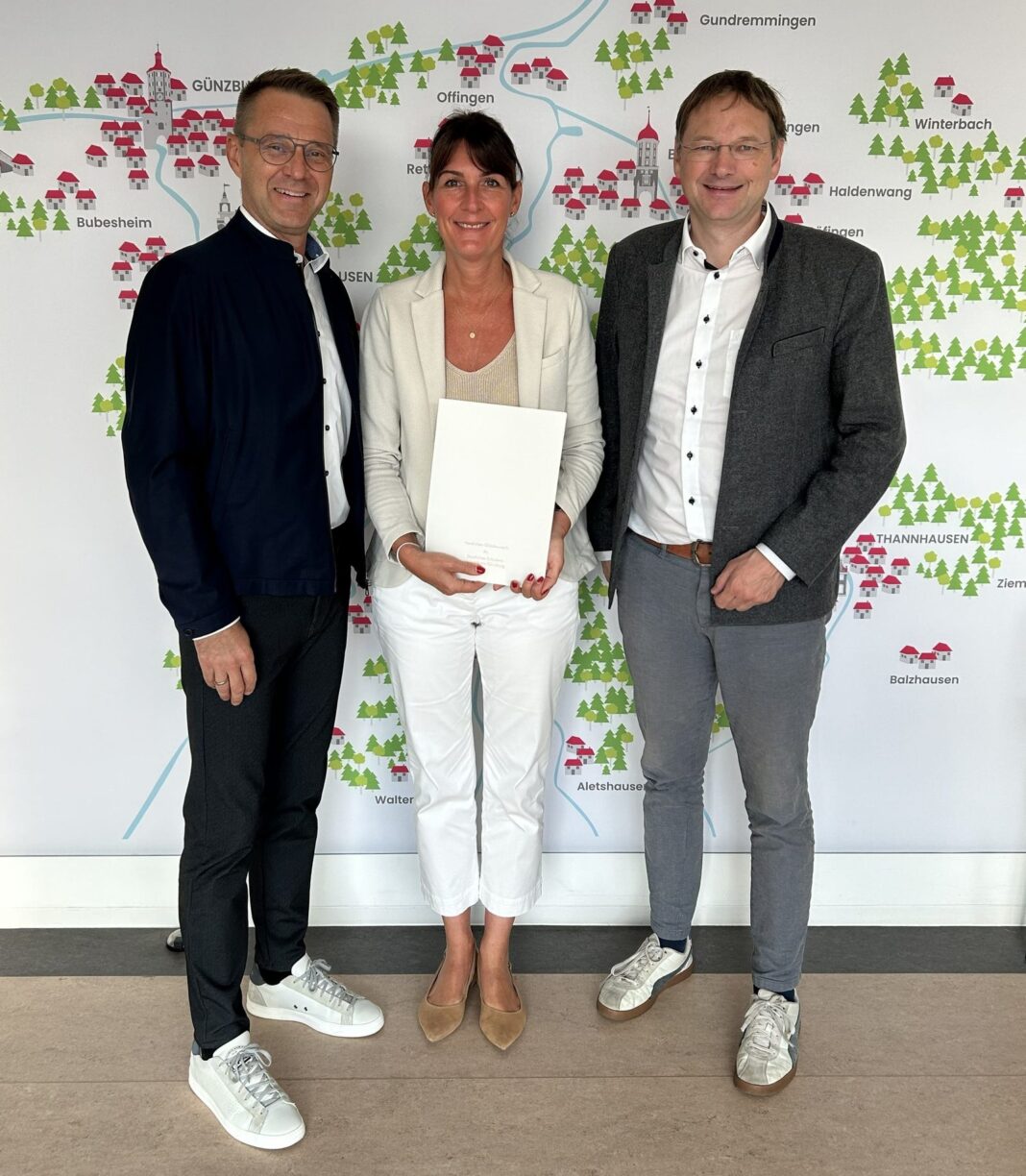 Beförderung für Rektorin Carolin Winkler Das Bild zeigt Schulamtsleiter Thomas Schulze, Carolin Winkler und Landrat Hans Reichhart (von links).