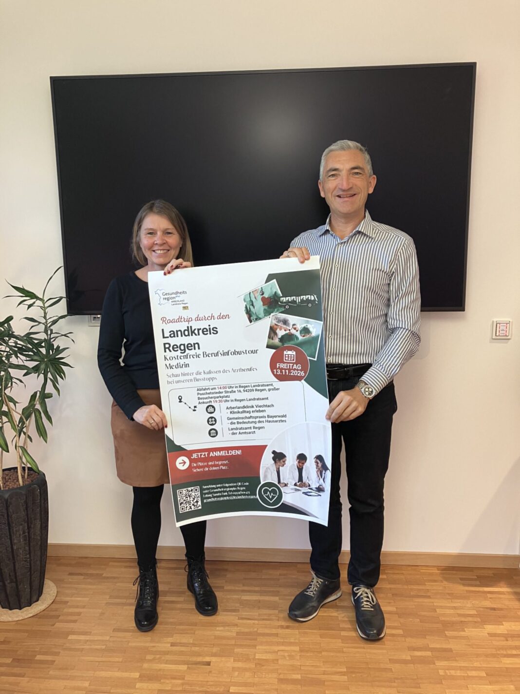 Berufsinfotour Medizin am 13. November Landrat Dr. Ronny Raith und Sandra Funk von der Gesundheitsregionplus ARBERLAND freuen sich über das Angebot zur Berufsorientierung im medizinischen Bereich. Foto: Ramona Simeth / Landkreis Regen