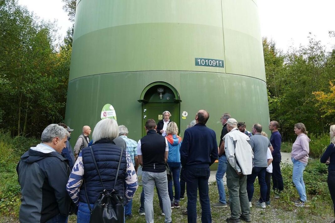Besichtigung des Windrads in Moosthann Auf großes Interesse stieß die „Windwanderung“ zum Windrad in Moosthann (Gemeinde Postau); Foto: Sofie Bliemel