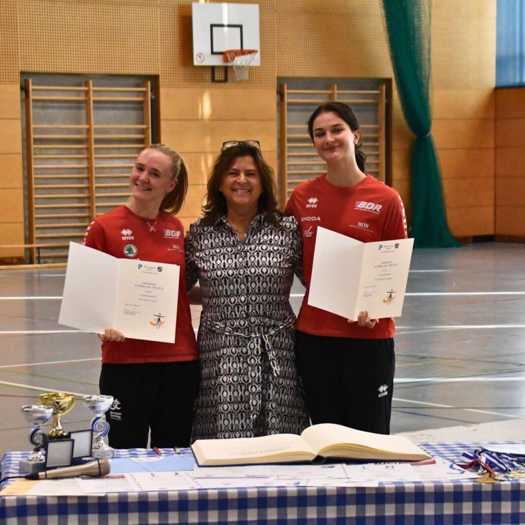 Besondere Auszeichnung: Sabine Tausch und Katharina Hupfauer vom RSV Pullach tragen sich in Goldenes Buch ein Sabine Tausch (li.) und Katharina Hupfauer (re.) zusammen mit Pullachs Erster Bürgermeisterin Christine Eisenmann. Neben Blumensträußen bekamen beide von der Gemeinde auch einen Gutschein überreicht.