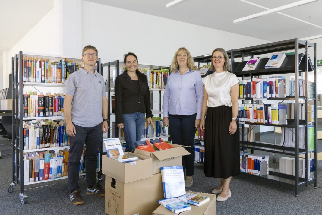 Bibliothek am Campus Burghausen der Technischen Hochschule Rosenheim erhält etwa 2.000 neue Bücher Bildunterschrift:Professor Dominik Pentlehner, Geschäftsführerin des Campus Burghausen Maria Grill, Leiterin der internen Informationsstelle der Wacker Chemie AG Dr. Nicola Freidanck und Bibliotheksle