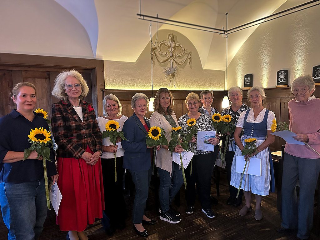 Blütenpracht mit Auszeichnung: Stadt Starnberg ehrt Siegerinnen und Sieger des Blumenschmuckwettbewerbs 2026 Die Gewinnerinnen des Blumenschmuckwettbewerbs mit Zweiter Bürgermeisterin Angelika Kammerl bei der gestrigen Ehrung.