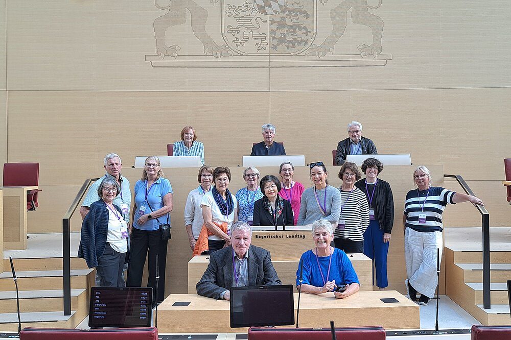 Demokratie erleben: Landsberger vhs zu Besuch im Landtag Foto (©Alexandra Schmid): Insgesamt 20 Interessierte besuchten mit der vhs Landsberg den Bayerischen Landtag und informierten sich im Plenarsaal über die parlamentarische Arbeit und demokratische Mitw
