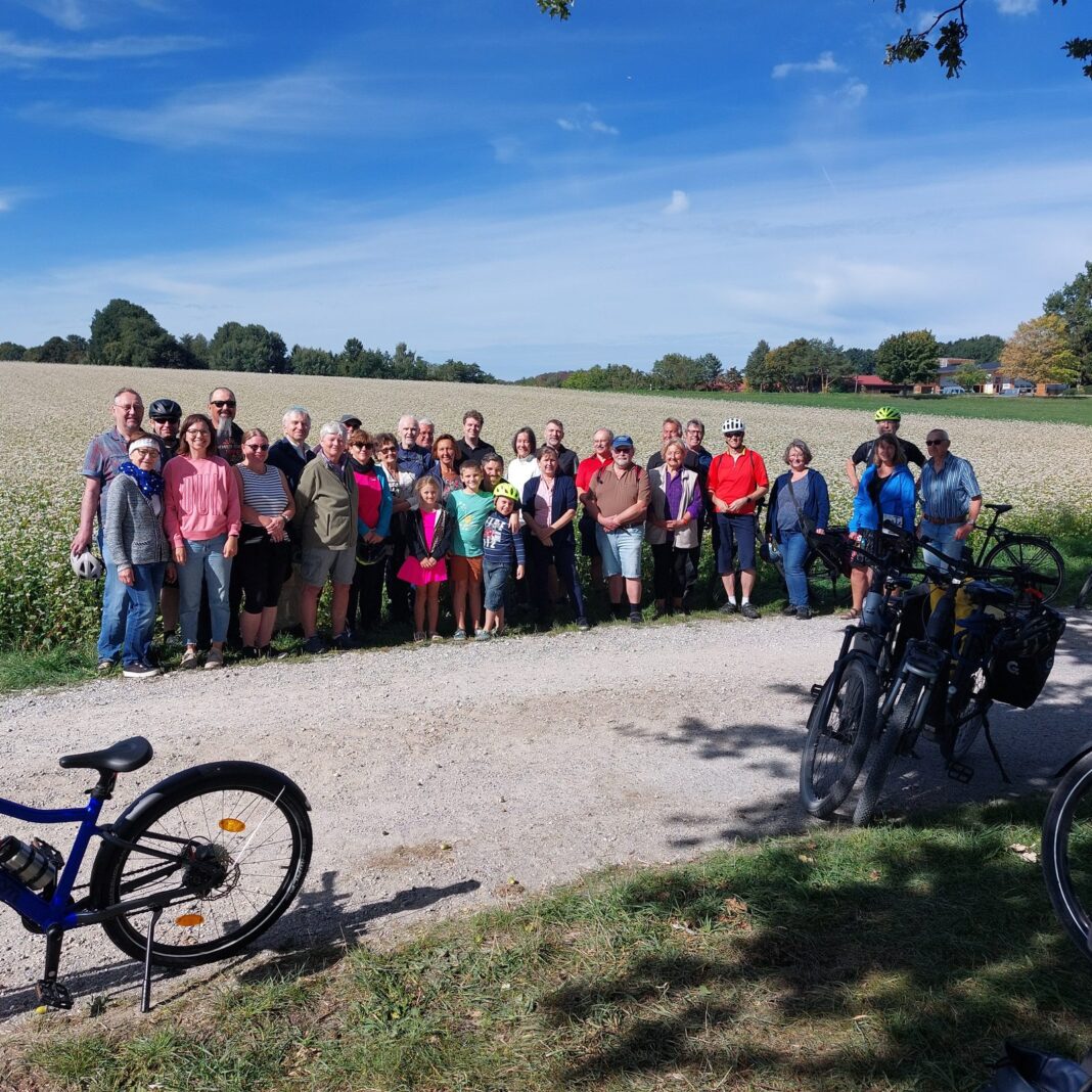 Erfolgreiche Bilanz für die 6. Hofladenradtour 2026 Teilnehmerinnen und Teilnehmer der Hofladenradtour vor dem Buchweizenfeld. (Foto: LRA-FFB).
