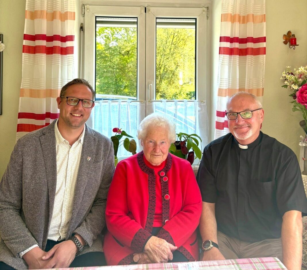 Im Foto v. li.: Bürgermeister Stefan Kern, Jubilarin Erna Brunnbauer und Pater Slawomir Olech; Foto: Julia Hof
