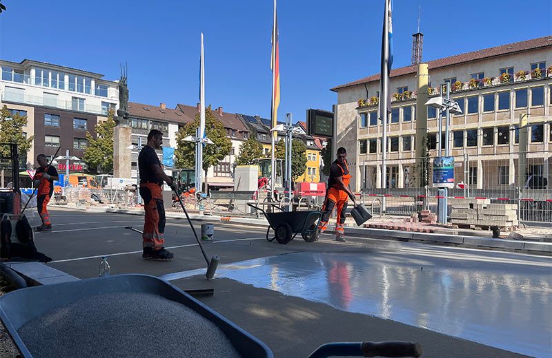 Die neue Betonfahrbahn der Ludwigstraße erhielt einen sogenannten Possehlbelag. Die farbigen Streifen greifen die Gestaltung des Johannes- und des Rathausplatzes auf. (Fotos: Stadt Neu-Ulm)
