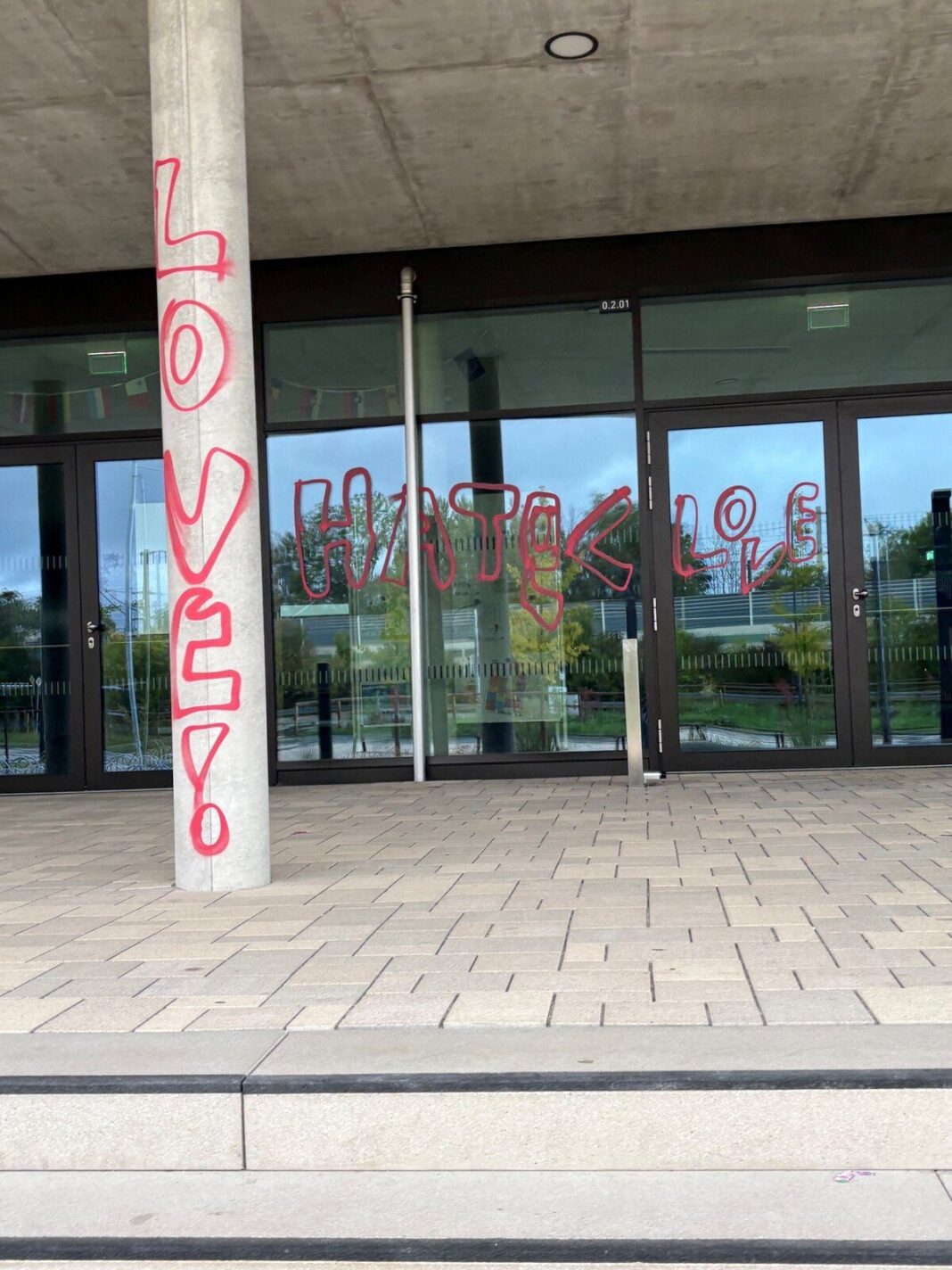 Farbschmierereien am Gymnasium Karlsfeld Eingang Gymnasium Karlsfeld vor der Reinigung