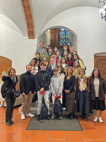 Auf der Rathaustreppe (v.l.): Die Jugendlichen aus Lyon mit ihrer Betreuungslehrerin Nora Mami (vorne links), Oberbürgermeister Jan Rothenbacher und (von rechts) Betreuungslehrerin Maria Folly vom Vöh