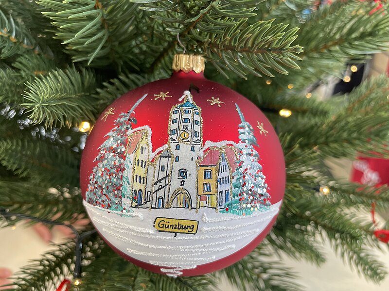 Günzburger Weihnachtskugel ist bereits ausverkauft Die Günzburger Weihnachtskugel mit dem Stadtturm war nach bereits fünf Tagen ausverkauft. Foto: Michael Lindner/Stadt Günzburg