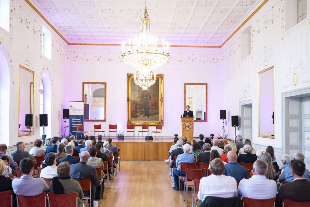 Gutes bewirken Oberbürgermeister Dr. Michael Kern begrüßt die Gäste beim Stiftungstag im Spiegelsaal der Kolping-Akademie. © Sabrina Wobker / Stadt Ingolstadt