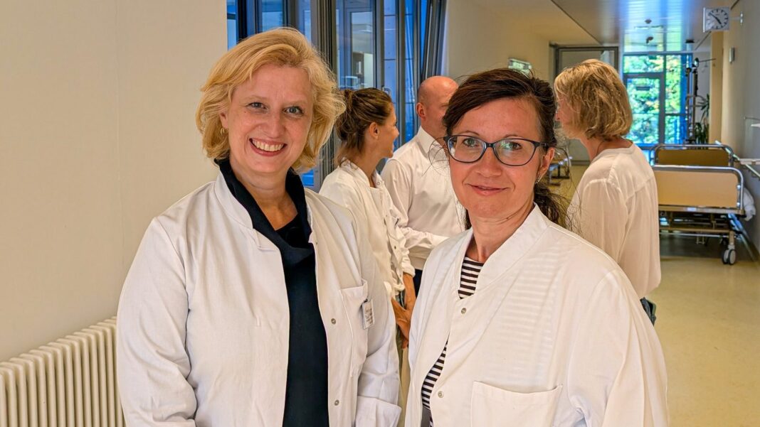 Chefärztin PD Dr. Enikö Berkes (l.) mit der neuen Oberärztin in der Gynäkologie und Geburtshilfe Kaufbeuren, Dr. Tabea Mutuku (r.).