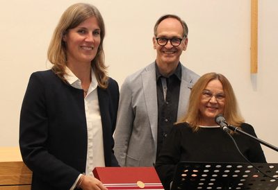 Jahresempfang eine „Sternstunde“ interreligiöser Begegnungen Mit einem kleinen Geschenk bedankten sich die IKVP-Vorsitzende Marita Emrich (von rechts) und der Gemeindeleiter der Neuapostolischen Gemeinde, Dr. Volker Stagge, bei der ACK-Geschäftsführerin Dr. Ver