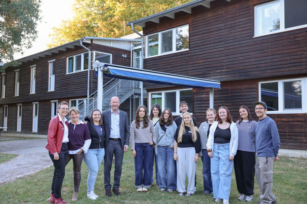 Jugendhaus Reischenau in Dinkelscherben öffnet wieder seine Türen (v. l. n. r.) Andrea Kindig, Teamleitung Unterkünfte Kreisjugendring Augsburg-Land, Sabine Landau, Geschäftsführerin Kreisjugendring Augsburg-Land, Mairi MacFarlane, Vorsitzende Kreis-jugendring Augsb