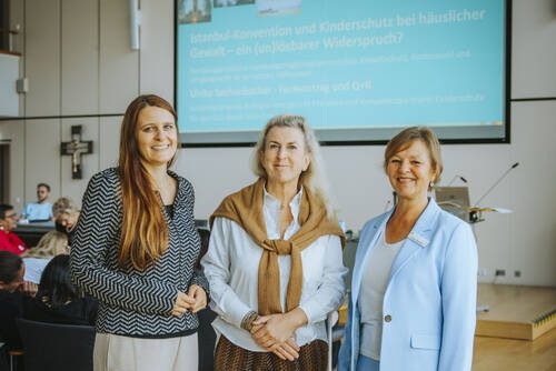 Kinder- und Opferschutz stehen an erster Stelle von links: Landrätin Daniela Groß, Familienrichterin Ulrike Sachenbacher und Susanne Stegmaier, Kommunale Gleichstellungsbeauftragte