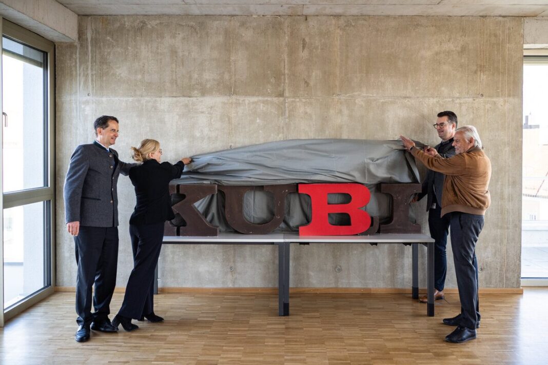 Symbolische Eröffnung des KuBi mit (v.l.) Oberbürgermeister Michael Kern, Stadtbaurätin Ulrike Wittmann-Brand, Kulturreferent Marc Grandmontagne sowie Bauherr Achim Schlafke © Sabrina Wobker / Stadt I