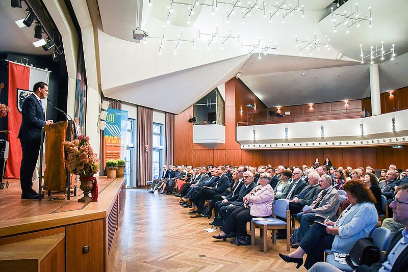 Kultur- und Förderpreis 2026 verliehen Landrat Sebastian Gruber begrüßt die Gäste bei der Verleihung des Kultur- und Förderpreises 2026 im Kurhaus Freyung. Foto: Landratsamt Freyung-Grafenau