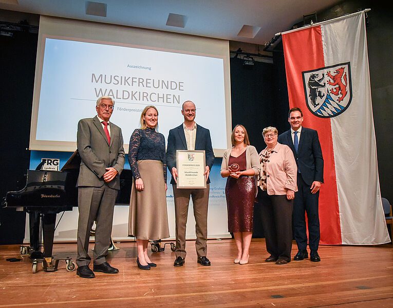 Die Musikfreunde Waldkirchen wurden mit dem Förderpreis ausgezeichnet: v.l.: Laudator Dr. Claus Kappl, Elisabeth Spindler, Konrad Probst und Johanna Meyer von den Musikfreunden Waldkirchen, 4. Bürgerm