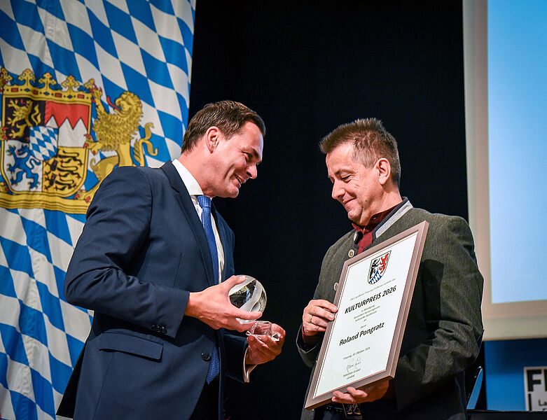 Landrat Sebastian Gruber überreicht Roland Pongratz den Kulturpreis des Landkreises Freyung-Grafenau 2026. Foto: Landratsamt Freyung-Grafenau