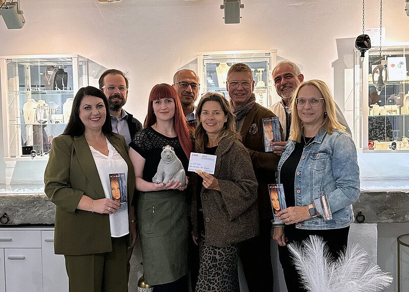 „Kunst im Geschäft“ geht in die 16. Runde Freuten sich über den gelungenen Auftakt (v.r.n.l.): Maria Sümer, EDELWERK, Oberbürgermeister Jan Rothenbacher, Künstlerin Sara Noglik, Martin Sümer, Inhaber EDELWERK, Alexandra Hartge, Leiterin Stadt