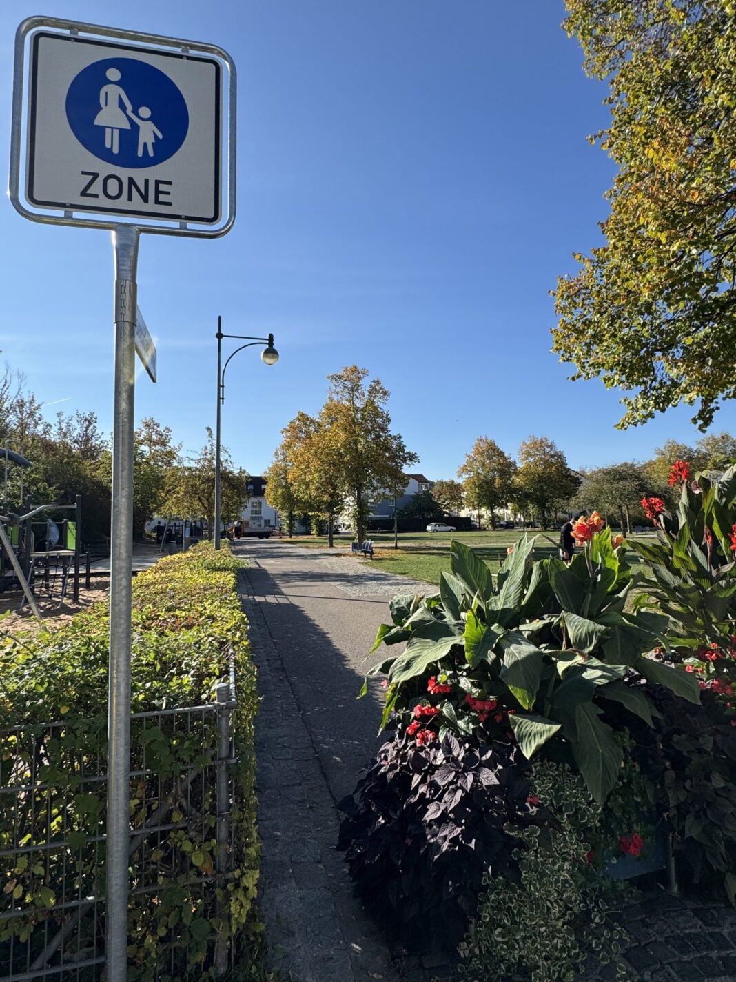Mehr Platz zum Spielen, Entspannen und Durchatmen Der Bereich zwischen dem Spielplatz und dem Rügener Park ist jetzt eine verkehrsfreie Fußgängerzone. Mit der Maßnahme schafft die Stadt zusätzlichen Freiraum für Spiel, Erholung und ein sicheres Mitei