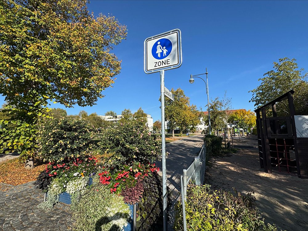 Um den neuen Fußgängerbereich für Groß und Klein sicher zu gestalten, wird die Straße auf beiden Seiten durch dekorative Blumenkübel für den durchfahrenden Kraftfahrzeugverkehr gesperrt. Foto: Stadt G
