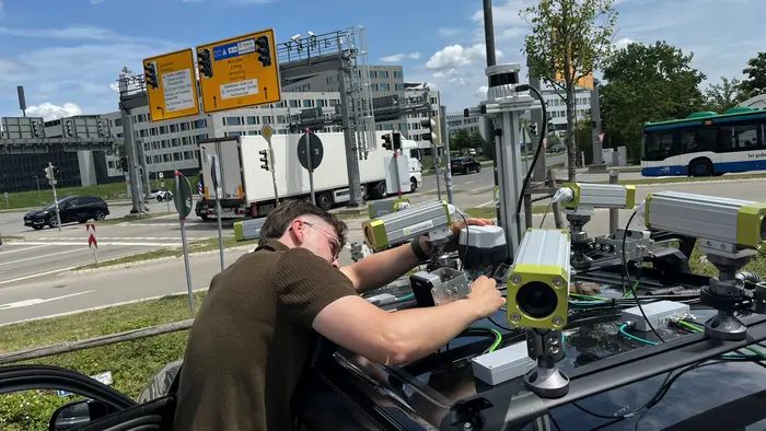 Mit KI schneller auf Verkehrsgefahren reagieren TUM-Forscher Erik Leo Haß prüft die Sensorik auf dem Fahrzeug an einer Kreuzung in Garching-Hochbrück.
