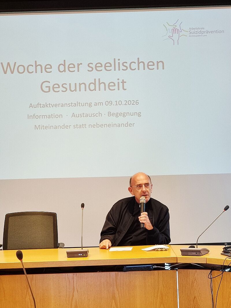 „Prävention beginnt in einer Kultur des Hinsehens", schickte Dekan Markus Moderegger einen Appell an die Zuhörer. Fotos: Landratsamt BGL