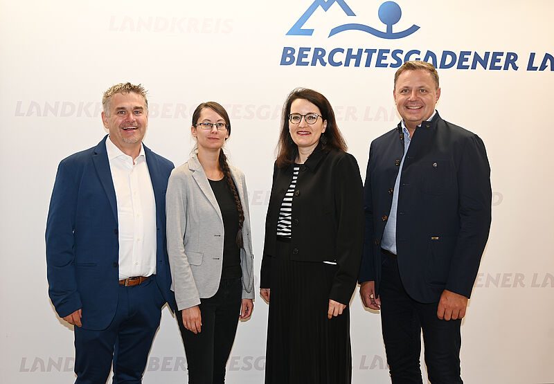 Das neue Führungsteam „Stab Landrat“ (von links): Persönlicher Referent des Landrats und Stabsstellenleiter Martin Strobl, Pressesprecherin Alexandra Feil, stellvertretende Stabsstellen-leiterin Steph