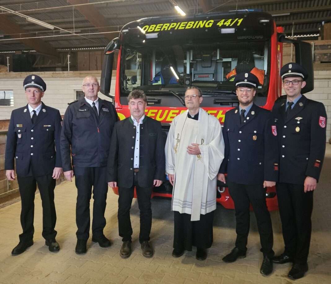 Neues TSF-Logistik für die Feuerwehr Oberpiebing eingeweiht v.l.: KBM Thomas Abendhöfer, KBR Markus Weber, Bürgermeister Alfons Neumeier, Pfarrer Heinrich Weber, Kommandant Thomas Hollermeier, stellv. Kommandant Michael Himpel