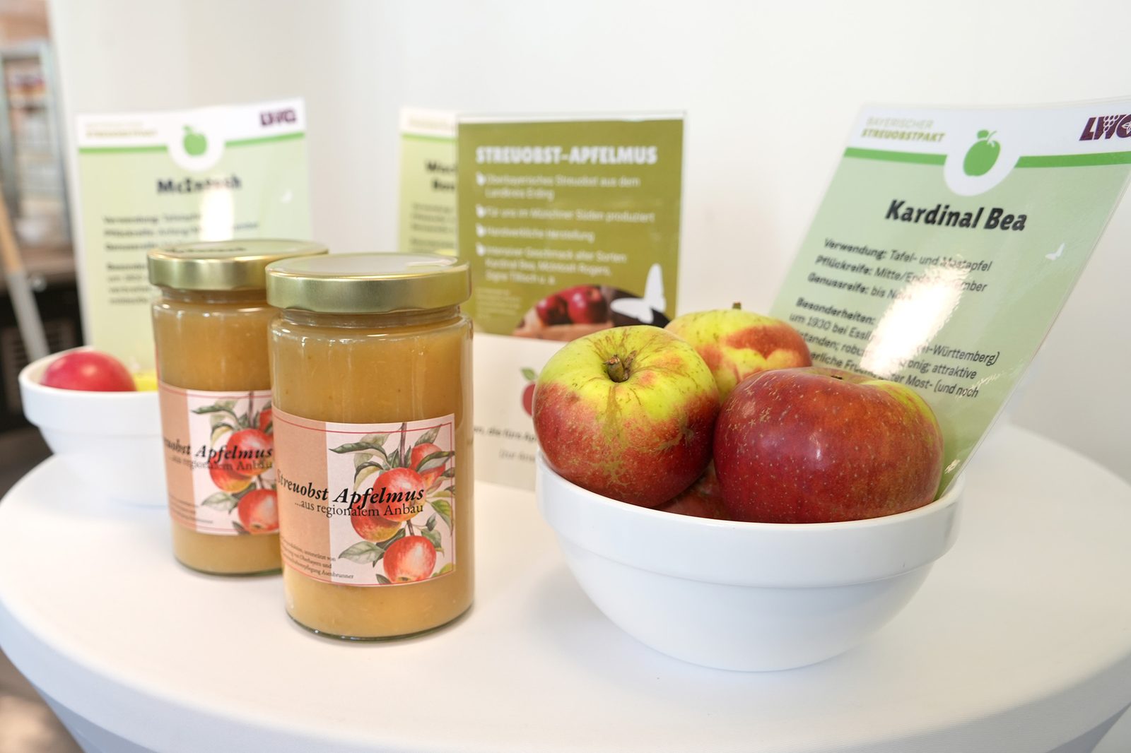 Das fertige Produkt: Das Apfelmus wird im Rahmen einer Streuobst-Aktion in der Kantine der Regierung von Oberbayern präsentiert.