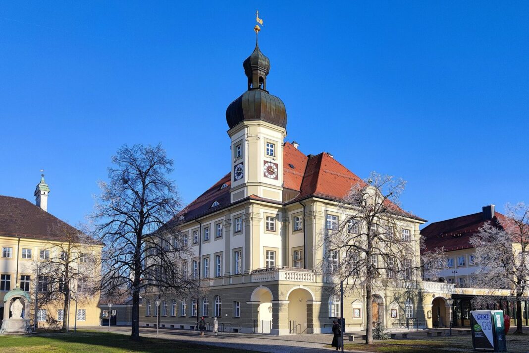 Hightech für die Region: InnKlinikum Mühldorf setzt auf hochpräzisen OP-Roboter da Vinci Altötting Rathaus