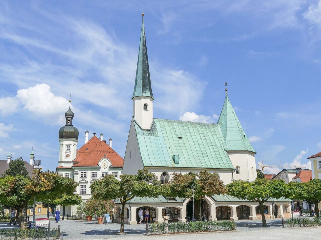 Gnadenkapelle mit Rathaus