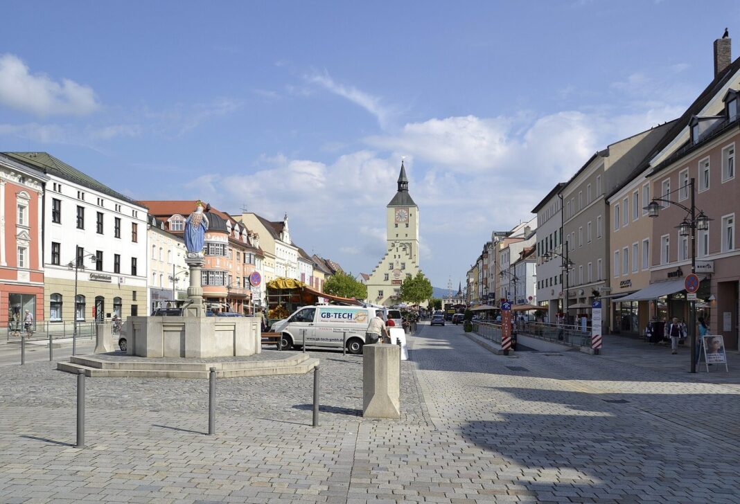 Landarztmacher profitieren von regionaler medizinischer Fachexpertise Stadtplatz von Deggendorf
