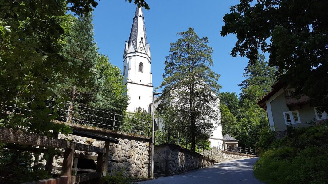 Kreisstraße DEG 3: Landkreis Deggendorf gibt neue Brücke über den Mettenbach bei Laufmühle für den Verkehr frei Wallfahrtskirche zur Schmerzhaften Mutter Gottes in der Rose in Deggendorf