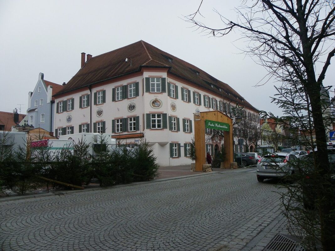 „Hotspot der Archäologie“ Rathaus von Erding zur Weihnachtszeit - panoramio
