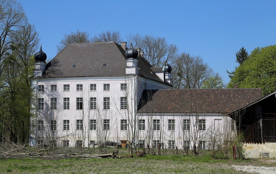 Feldkirchen-Westerham: Gemeinde verzichtet 2027 auf höhere Kita-Gebühren Schloss Hoehenrain Feldkirchen-Westerham
