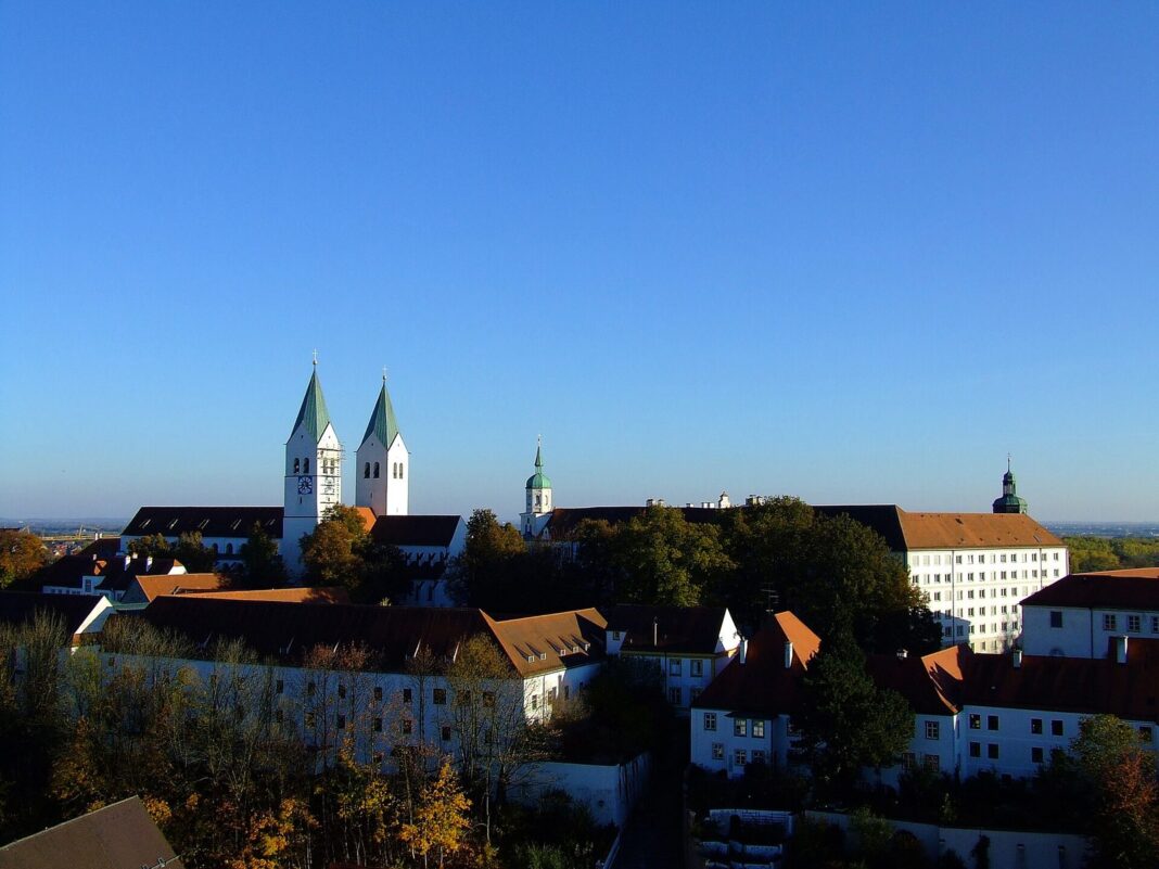 Auszeichnung für 131 langjährige Feuerwehrleute im Landkreis Freisinger Dom