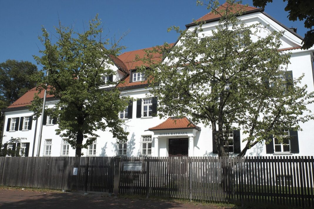 Landkreis Starnberg ehrt Gartenfreunde und zertifiziert 13 Naturgärten Gauting Altes Rathaus
