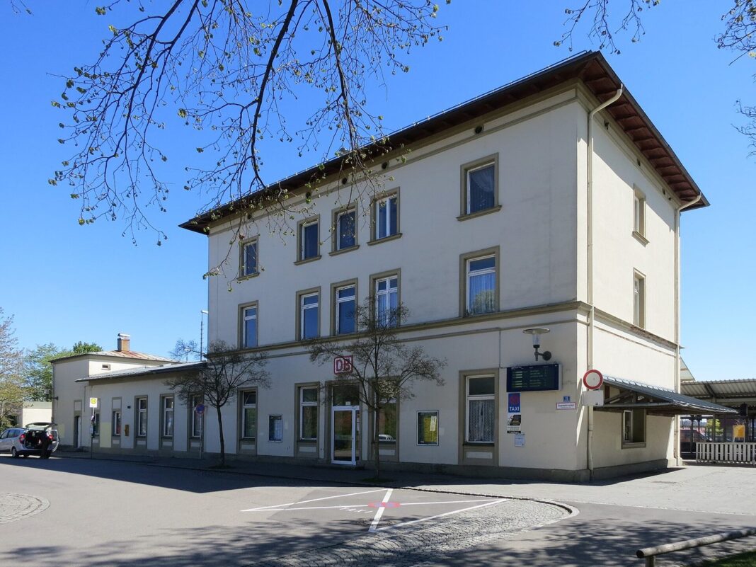 Bahnhof Kaufering Empfangsgebäude Straßenseite