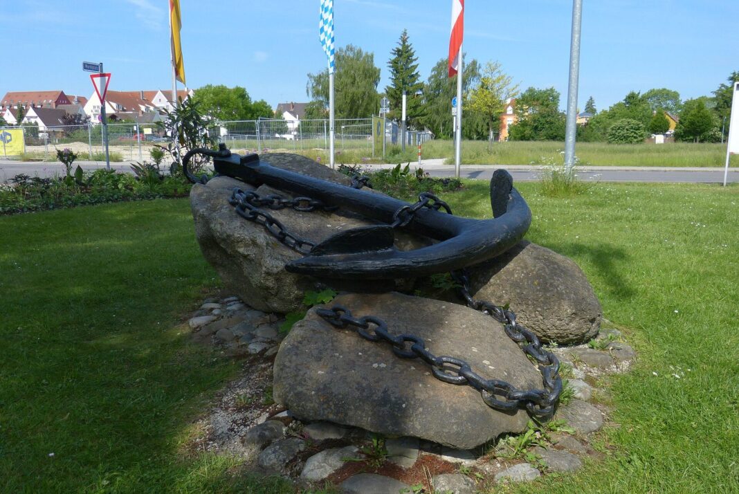 Landratsamt Augsburg: Kostenlose Führungen durch den Kunstraum Königsbrunn Anker vor dem Rathaus