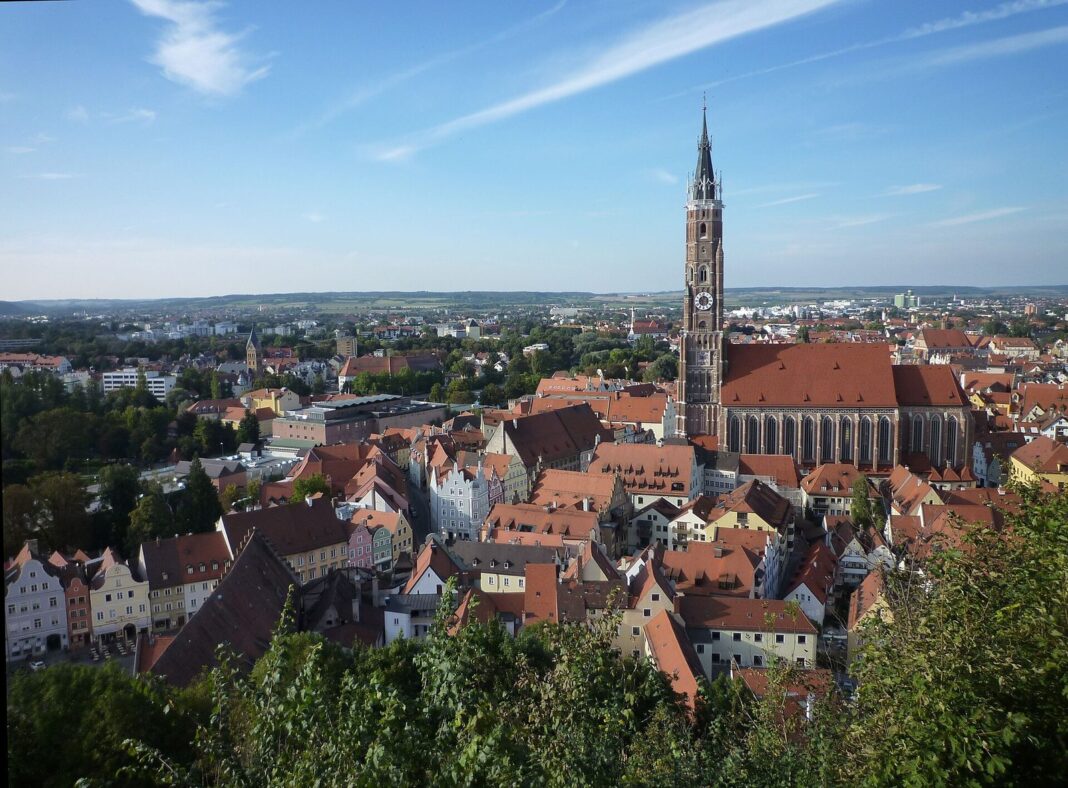 Sparkasse Landshut ist „Bester Arbeitgeber Niederbayerns 2026“ Landshut - Kirche St. Martin 14-15. Jh. Sicht von der Burg