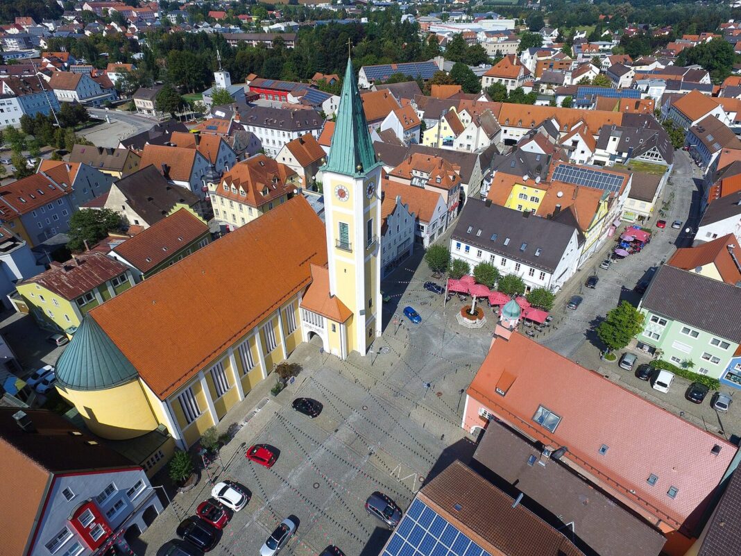 Mainburg: Lucy van Kuhl gastiert mit „Geschickt verpackt“ im LSK Theater Stadtpfarrkirche Mainburg