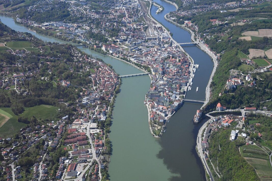 Schüleraustausch Beim Mauern Grenzen überwinden Aerial image of Passau