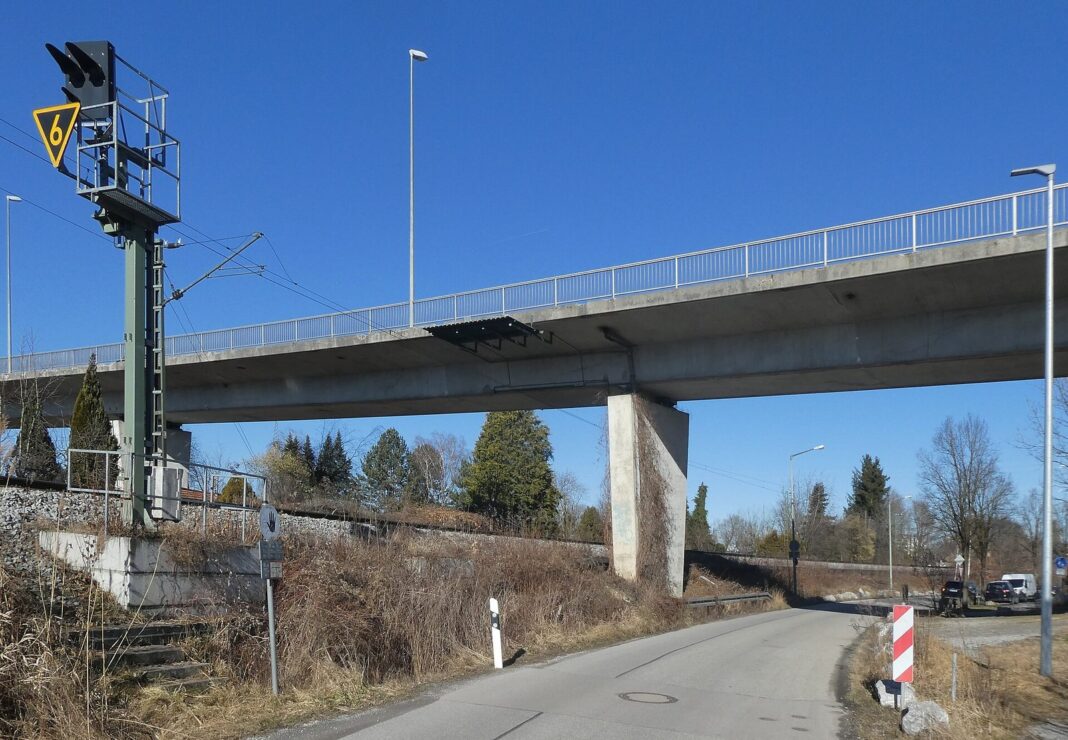 Rosenheim, Bahnbrücke St 2095