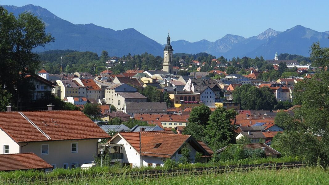 B 305 im Berchtesgadener Land: Schutzgalerie Weinkaser für den Verkehr frei Surberg, TS - Ettendorfer Kircherl - Traunstein v NO