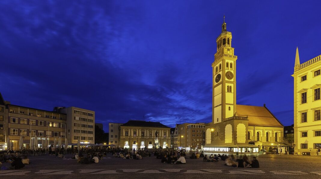 Konjunkturumfrage im 3. Quartal 2026 Kein breiter Aufschwung: Handwerk mit gemischter Bilanz Plaza del Ayuntamiento, Augsburgo, Alemania, , -31 HDR