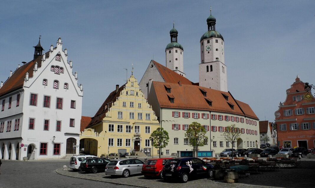 Oettingen: Bürgerworkshop zum Verkehrsgutachten für die Innenstadt Wemding - Marktplatz mit histor. Rathaus links (Wemding)