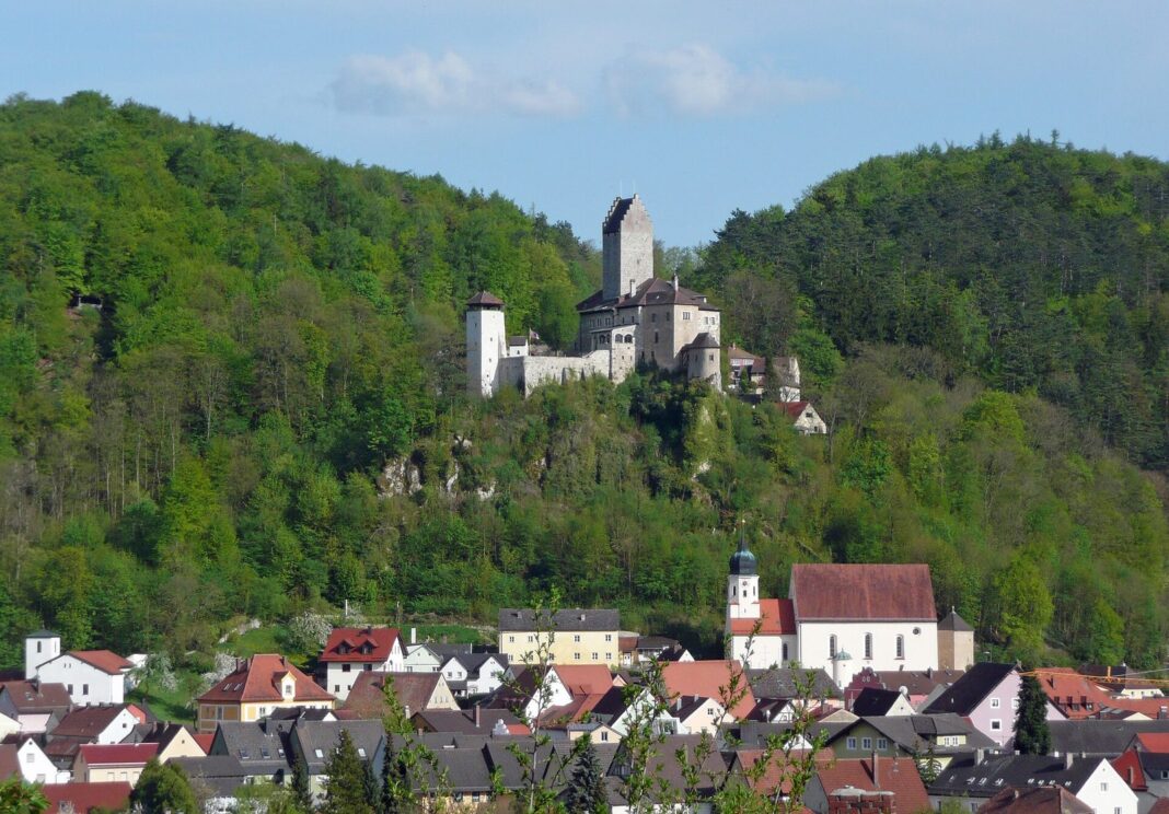 Lenting: Anschlussstelle an der A9 an Nachmittagen gesperrt Kipfenberg Burg und Stadt von NW (Kipfenberg)